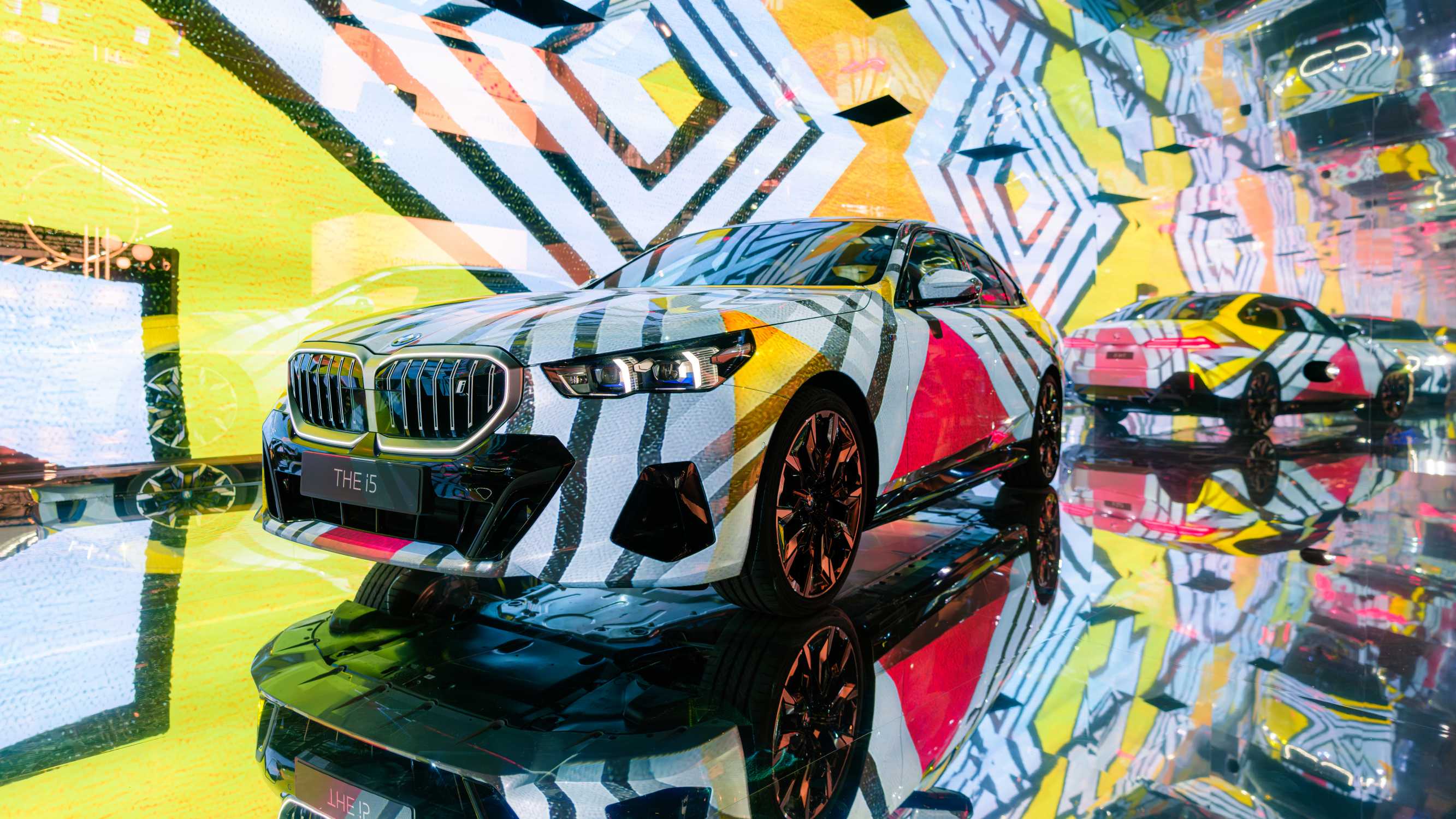 P90509704-the-electric-ai-canvas-at-art-basel-in-basel-2023-an-installation-inspired-by-the-new-bmw-i5-featuri-2666px.jpg